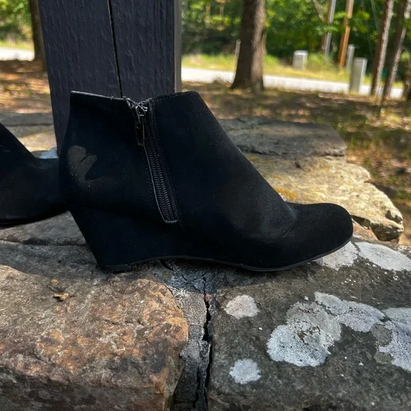 Elegant Black Lace-Up Ankle Booties - Picture 3 of 10
